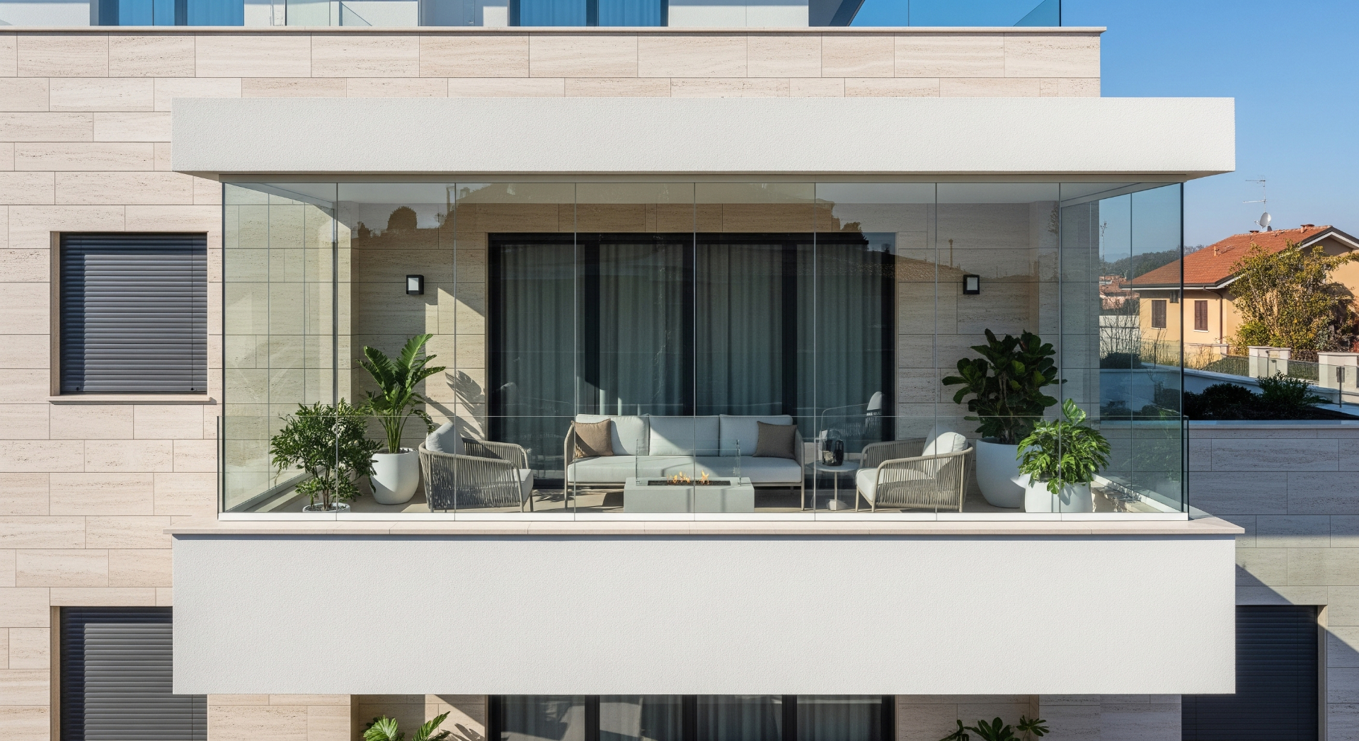 Balcone moderno chiuso con vetrate panoramiche — Roma Nord